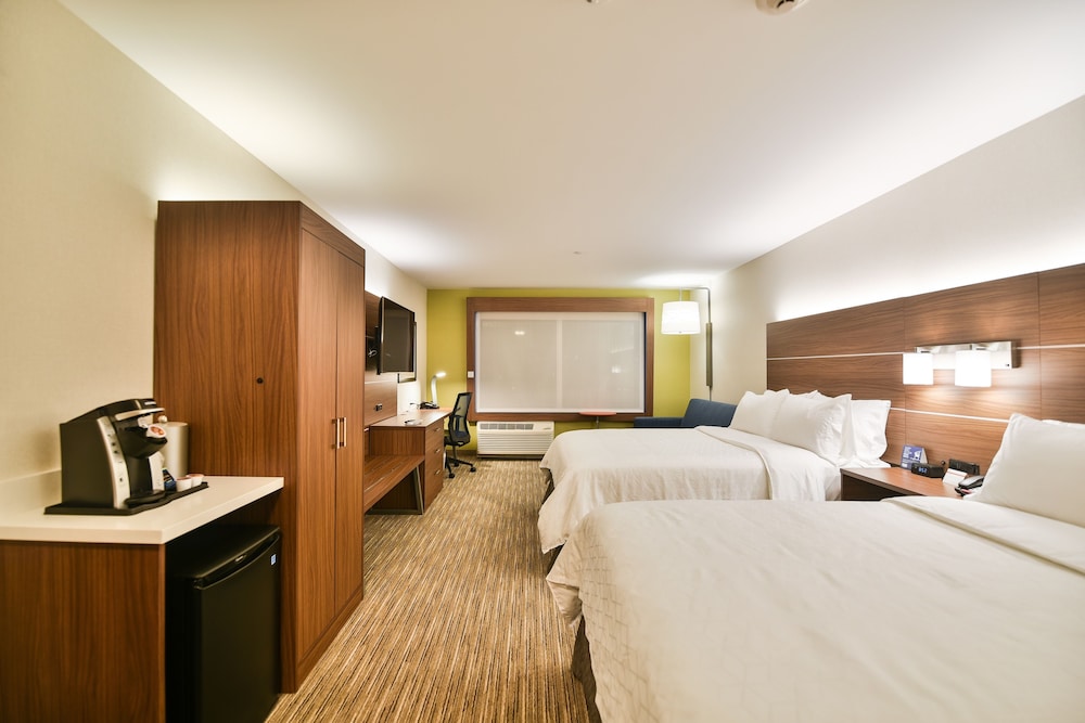 Suite, 2 Queen Beds, Accessible (Communications, Mobility, Access Tub) photo 2