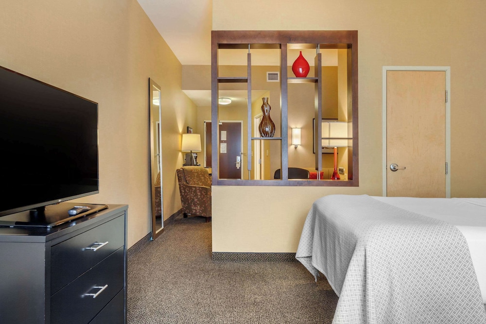 Suite, Multiple Beds, Non Smoking - Photo 5