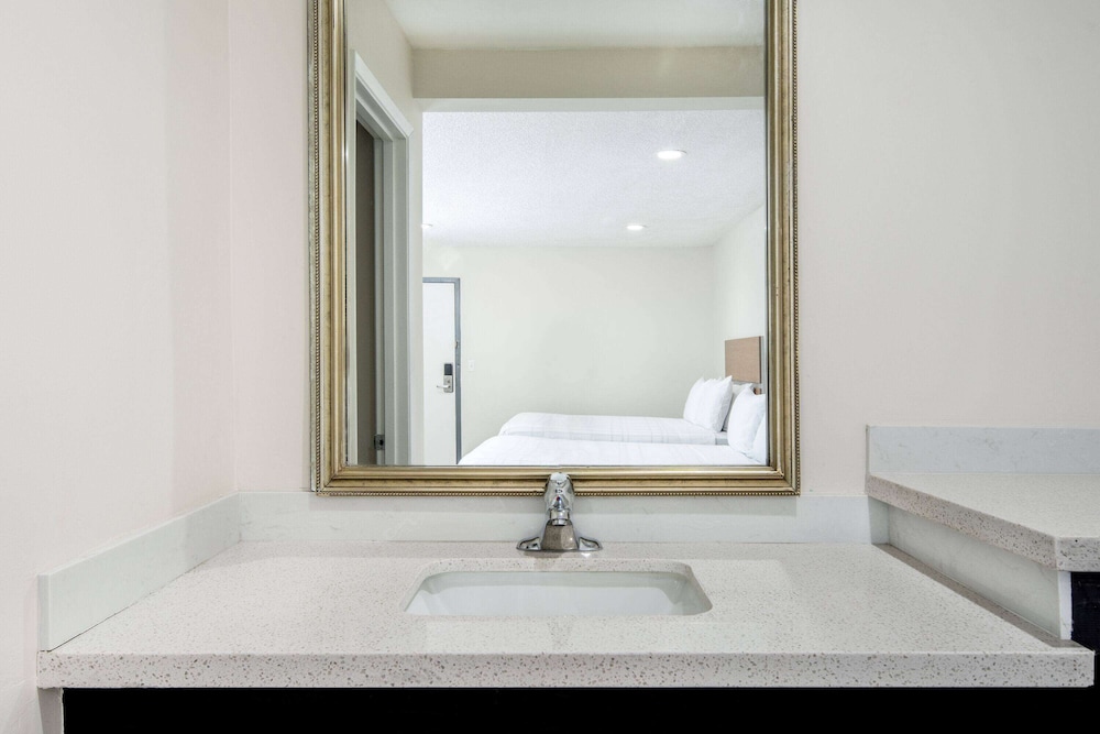 Room, 2 Twin Beds, Accessible, Non Smoking (Mobility, Roll-In Shower) - Photo 3