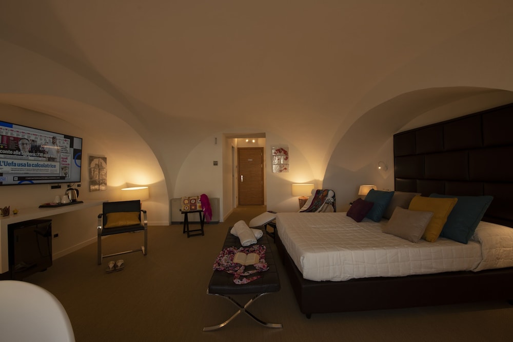 Deluxe Double Room, Bathtub, City View - Photo 7