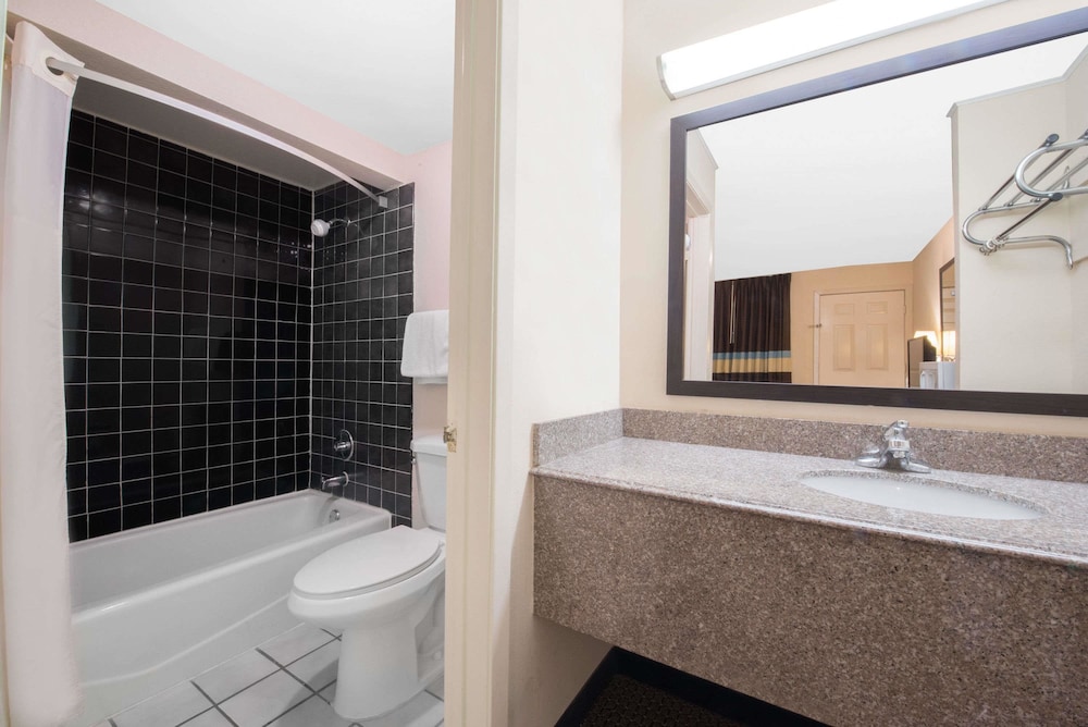 Studio Suite, 1 King Bed, Non Smoking photo 3