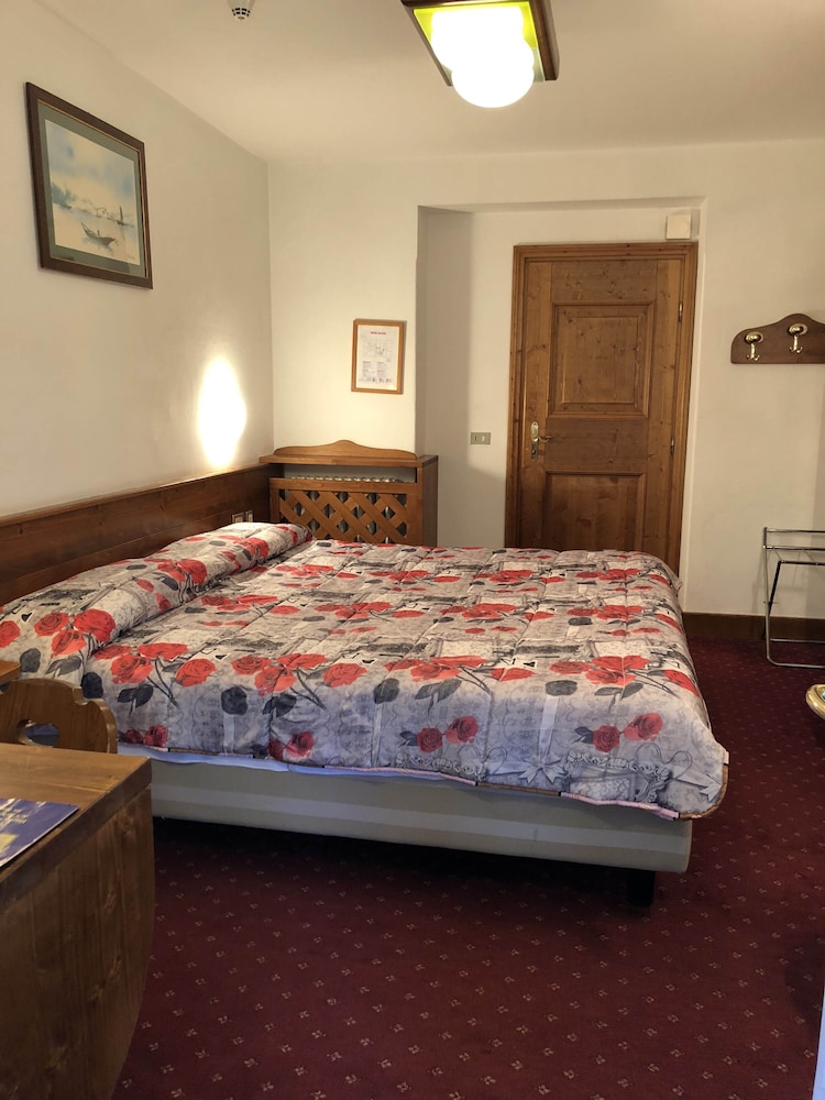 Economy Double or Twin Room, Balcony, Mountain View photo 2