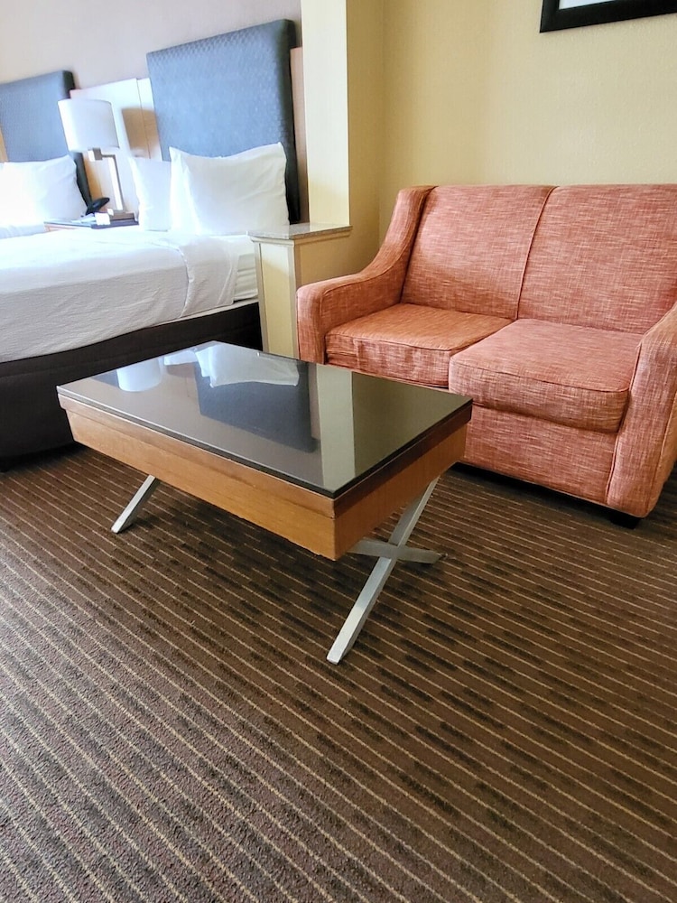 Suite, 2 Double Beds, Non Smoking - Photo 2