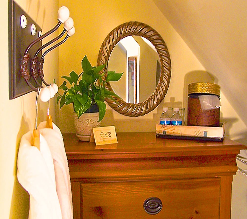 Luxury Room, 1 Queen Bed, Ensuite photo 3
