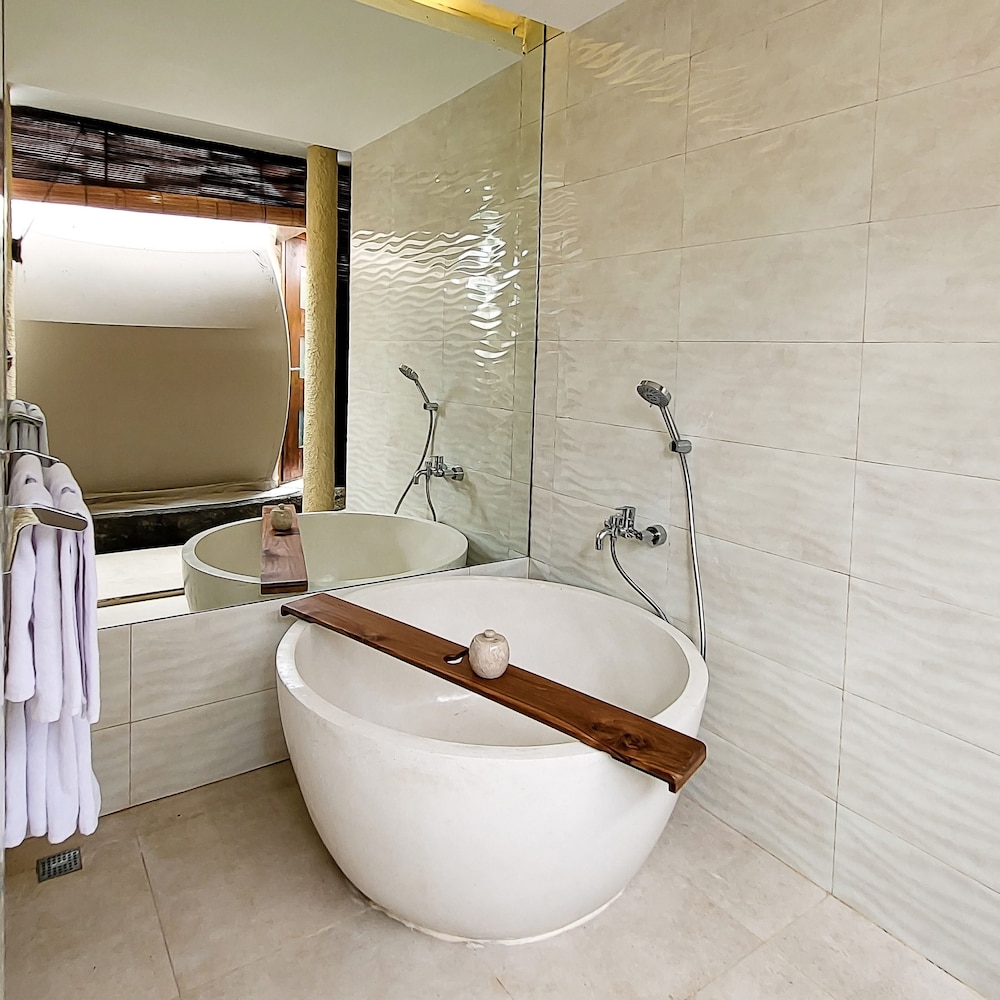 Luxury Glamping with Bathtub - Photo 7