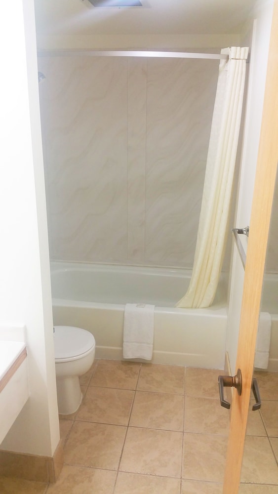 Deluxe Room, 2 Queen Beds, Refrigerator & Microwave - Photo 3