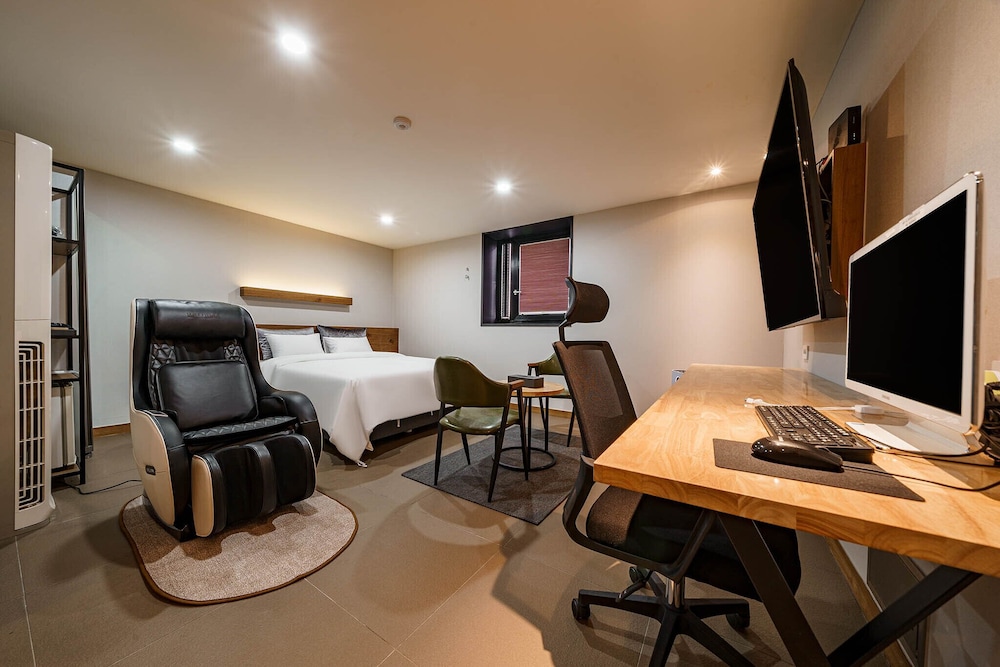 Premier Double Room, 1 Queen Bed, Non Smoking, Hot Tub photo 3