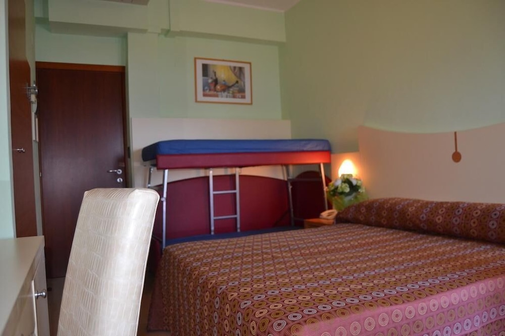 Classic Quadruple Room, Partial Sea View photo 1