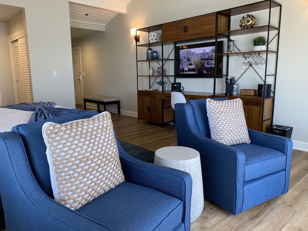 Panoramic Suite, Accessible, Private Bathroom (STARBOARD Oceanfront King) photo 2