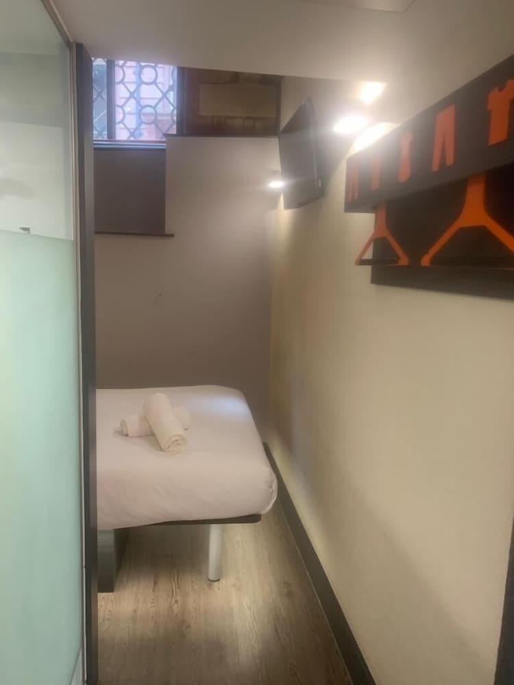 Lower Ground Double Room with Window photo 3