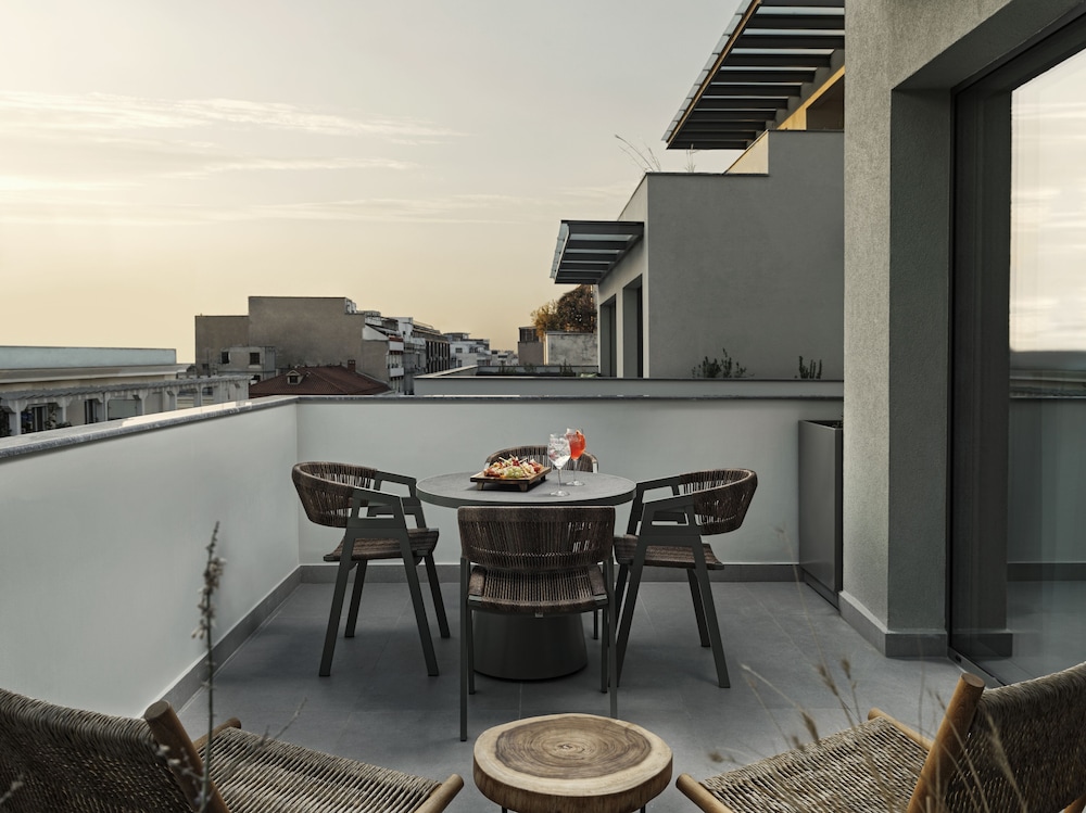 Executive Suite, 1 Bedroom, Balcony - Photo 11
