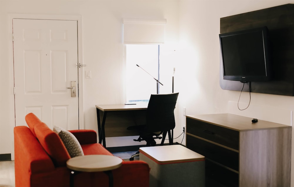 Deluxe Suite, 1 King Bed, Non Smoking - Photo 1