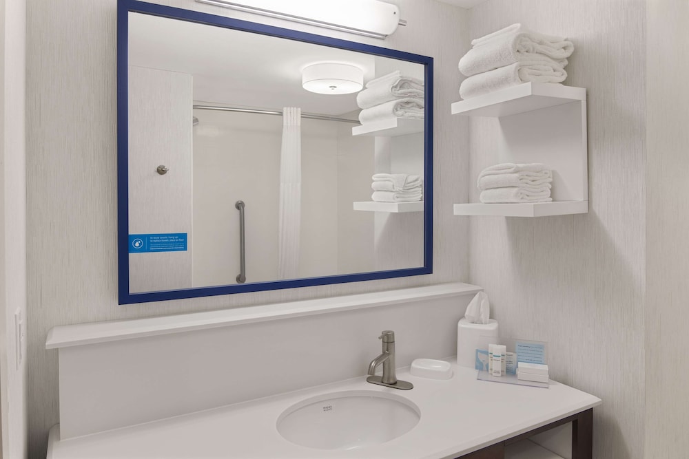 Room, 2 Queen Beds, Accessible (Hearing, Shower Only) - Photo 5