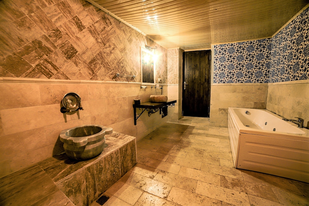 Premium Suite, Jetted Tub (Triple) - Photo 10
