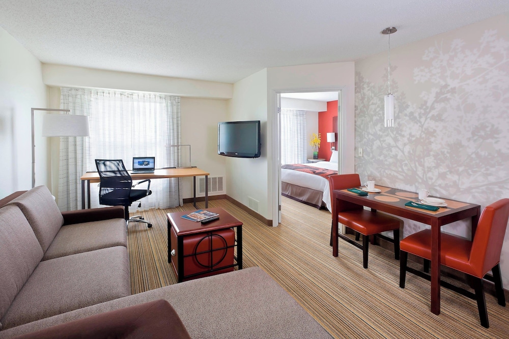 Suite, 1 Bedroom (Mobility/Hearing Accessible, Tub) - Photo 2