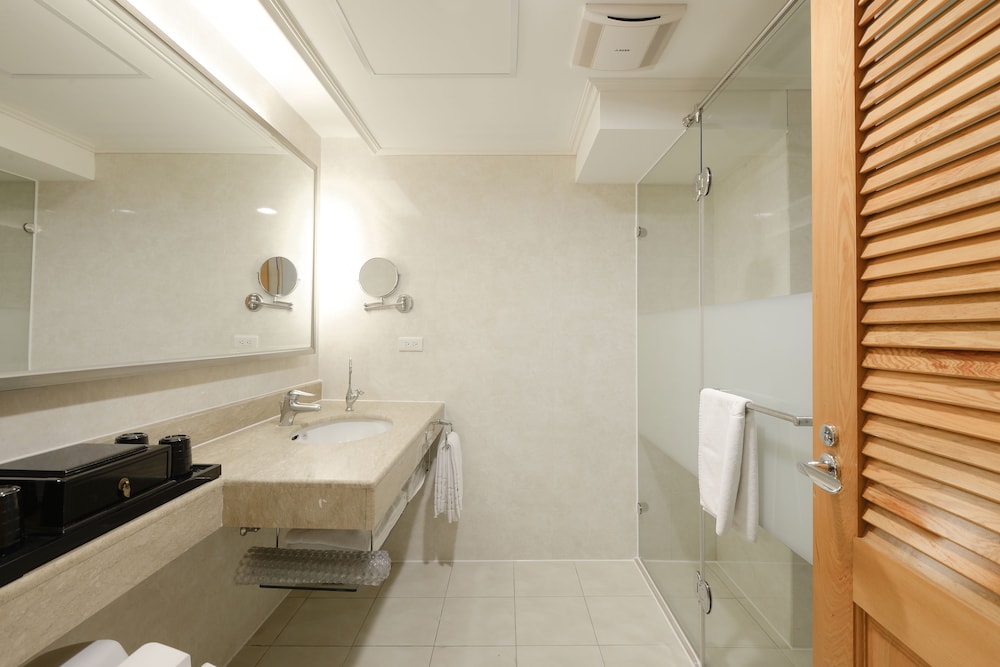 Executive Room with two Queen Beds - Photo 6