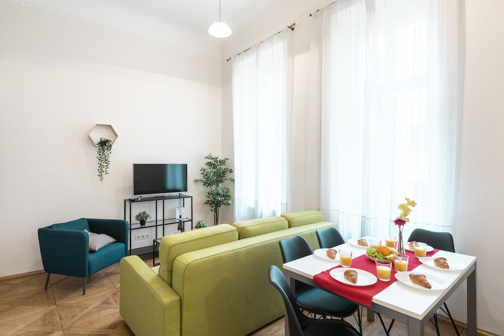 Grand Apartment, 2 Bedrooms, Kitchen, Mezzanine (Apt 5)