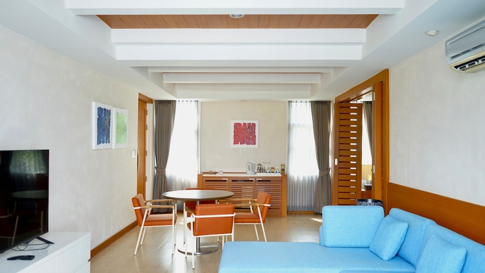 201 The Supreme Seaview: Beach Zone photo 2