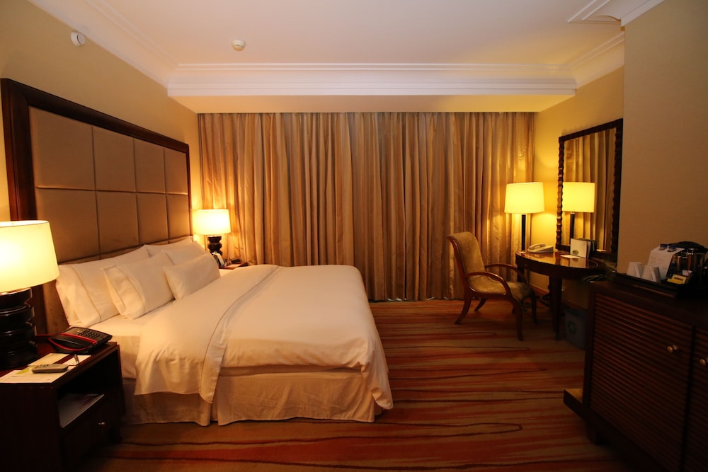 Junior Suite, 1 King Bed, City View, Poolside photo 3