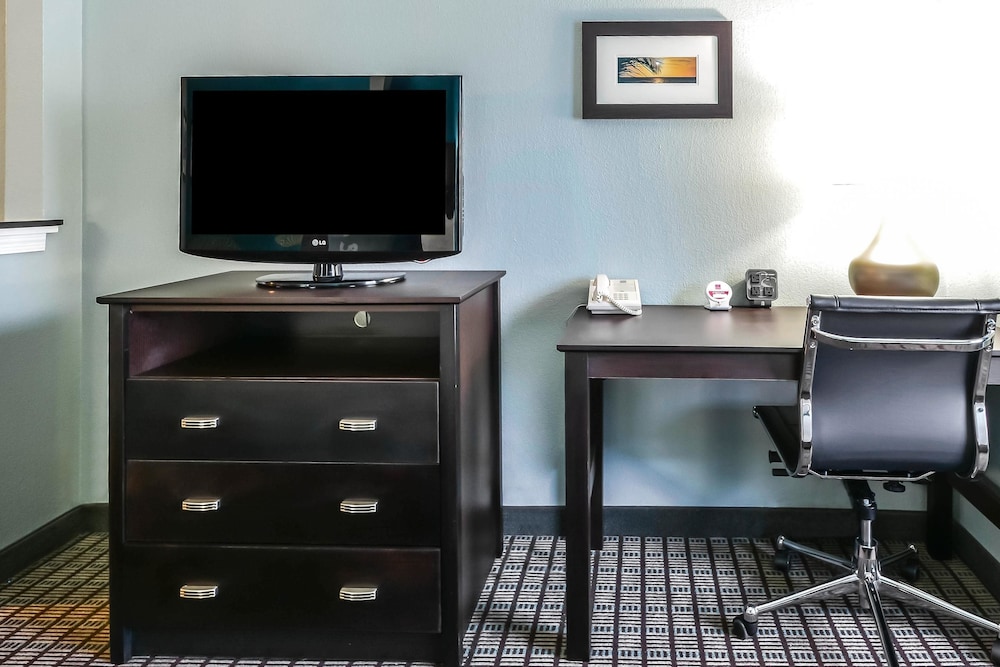 Suite, Multiple Beds, Non Smoking, Jetted Tub (2 Queen Beds, 1 Sofa Bed) - Photo 2