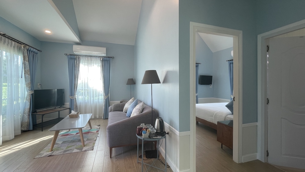Room, 2 Bedrooms, Balcony - Photo 6