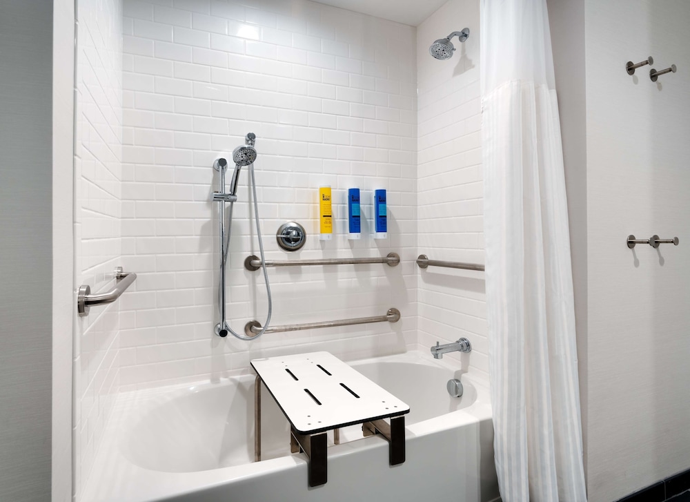 Room, 2 Queen Beds, Accessible, Bathtub (Mobility & Hearing) - Photo 5