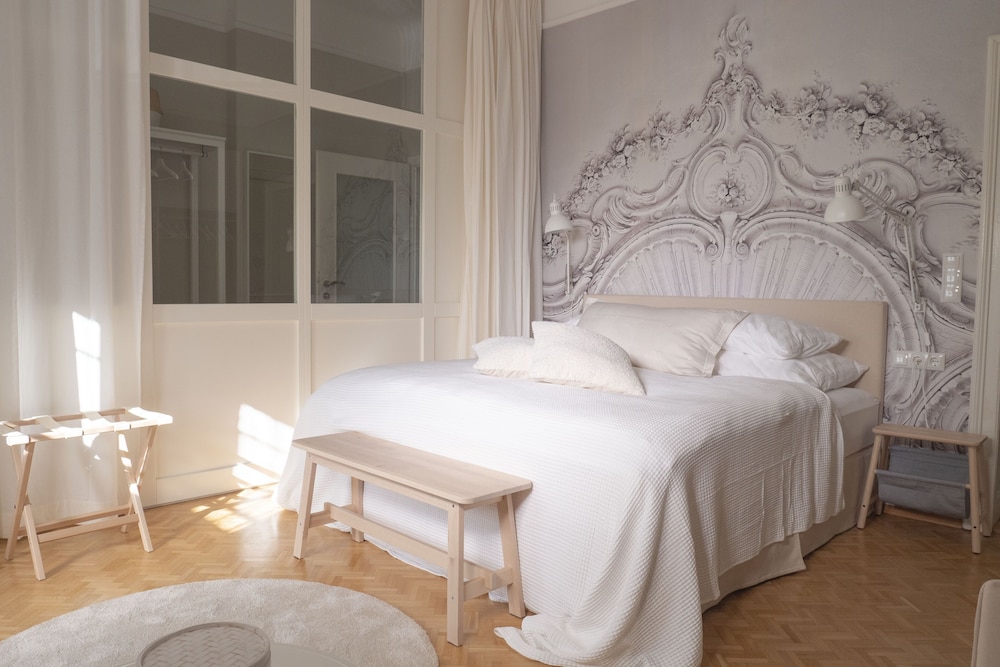 white flat royal and comfy incl. free parking