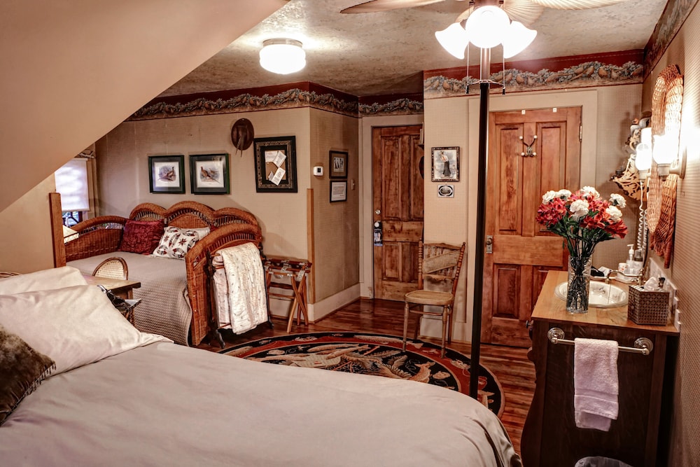 Executive Single Room, 2 Bedrooms, Private Bathroom (The Governor's Suite) Pet Friendly photo 2