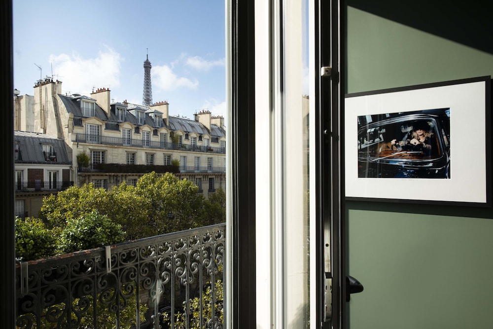Deluxe room with Balcony and Eiffel Tower view photo 3