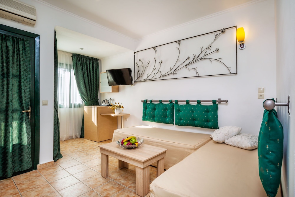 Family Suite, 1 Bedroom, Balcony photo 2