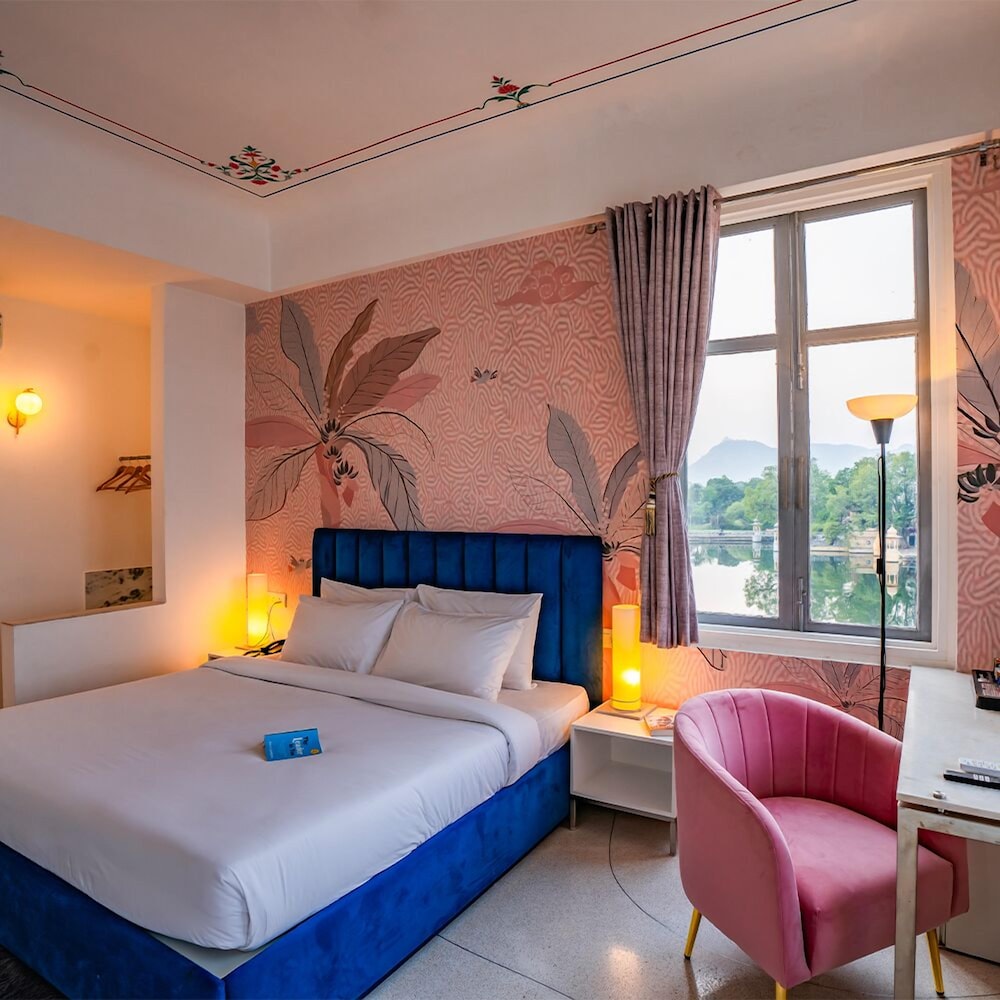 King Room with Balcony - Photo 12
