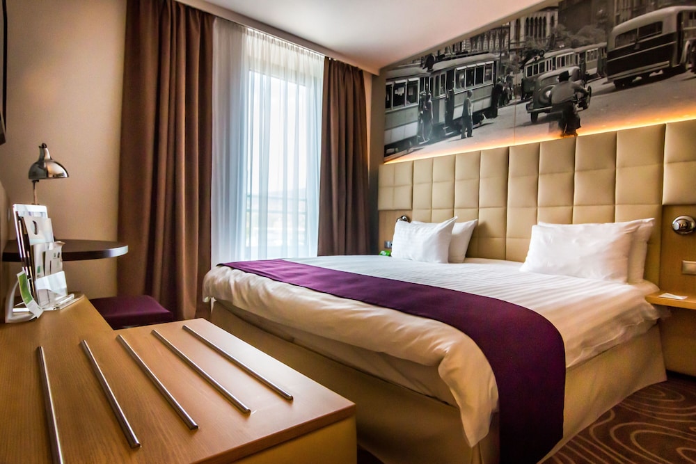 Suite, 1 King Bed with Sofa bed thumbnail 5
