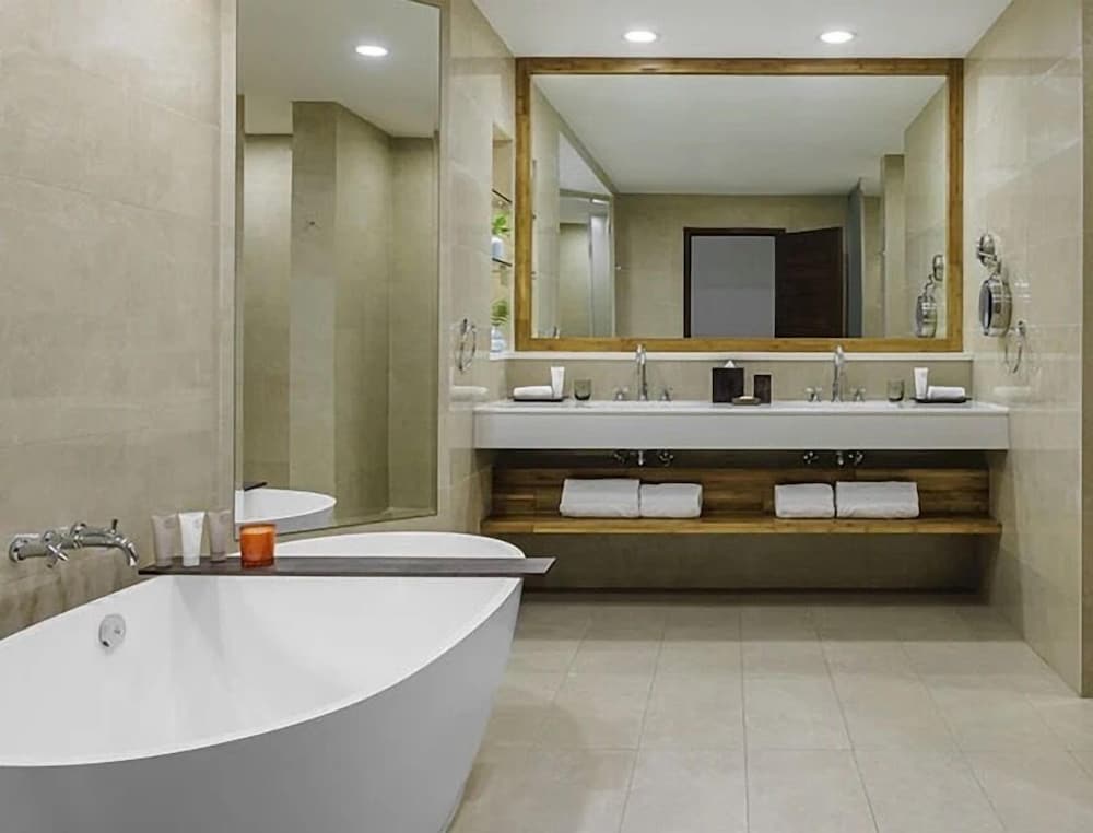 Oceanfront King Deluxe Suite At Merrywing Beach