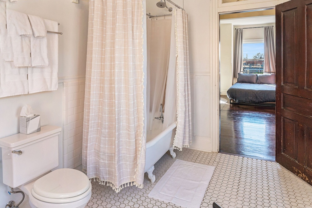Family Quadruple Room, Ensuite, City View (Southern Belle Suite)