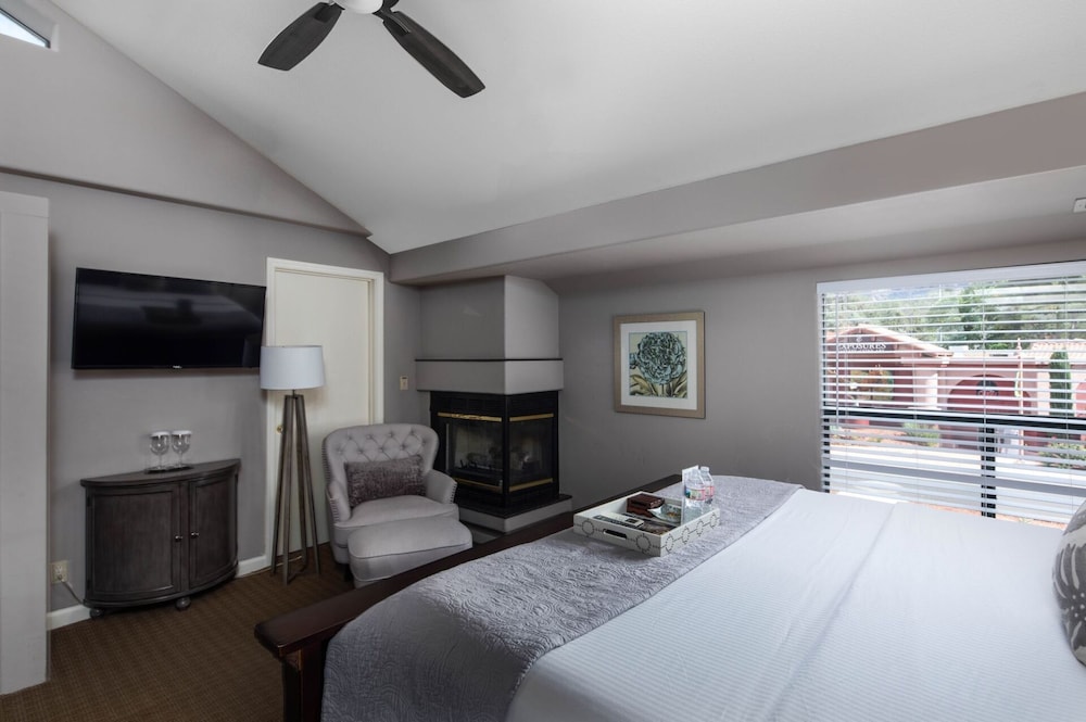 Red Rock Queen Room 9