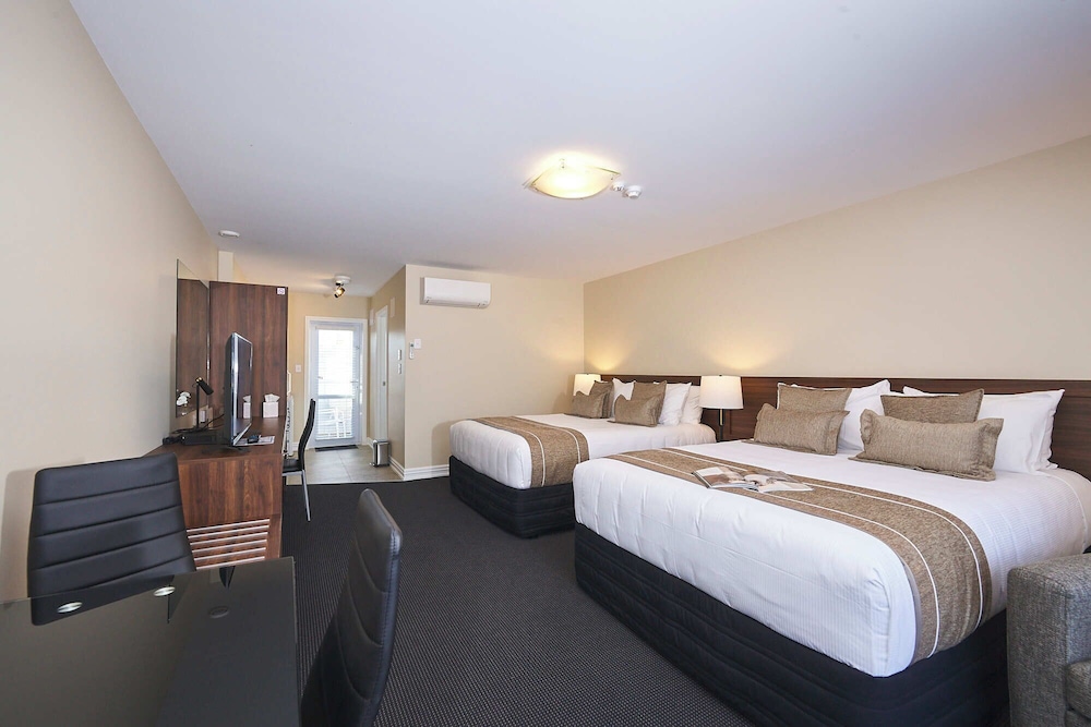 Premium Double or Twin Room, 2 Queen Beds, Hot Tub, Ground Floor thumbnail 6