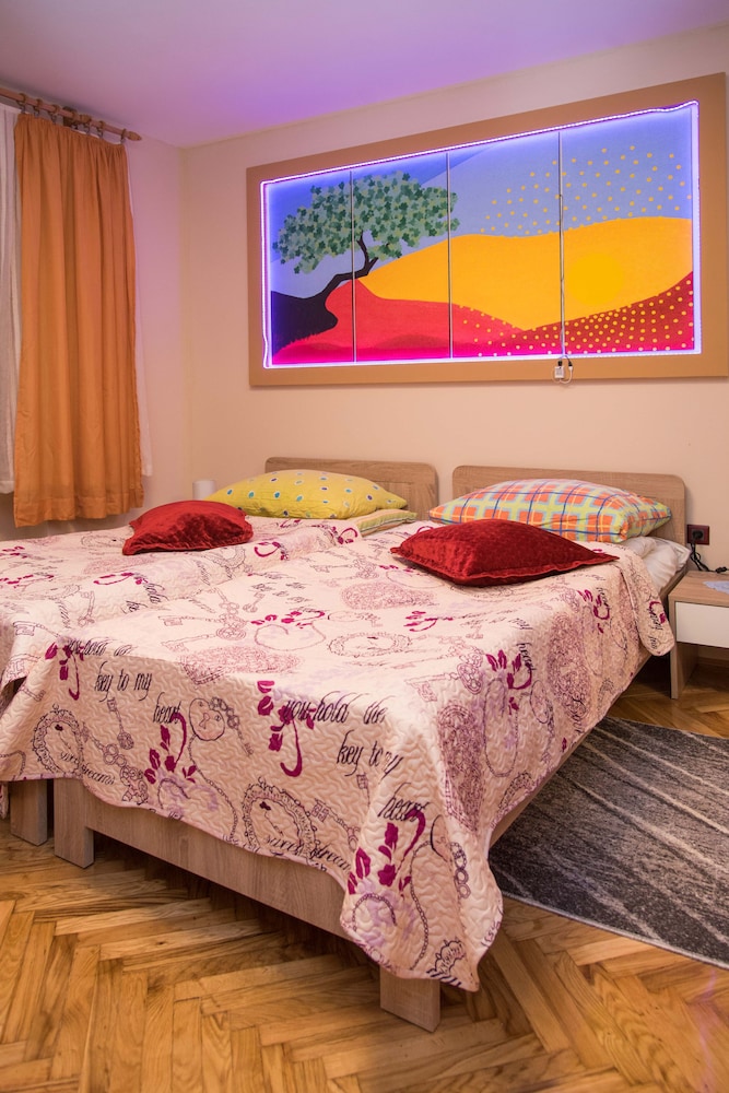 Twin Room, Shared Bathroom (2)