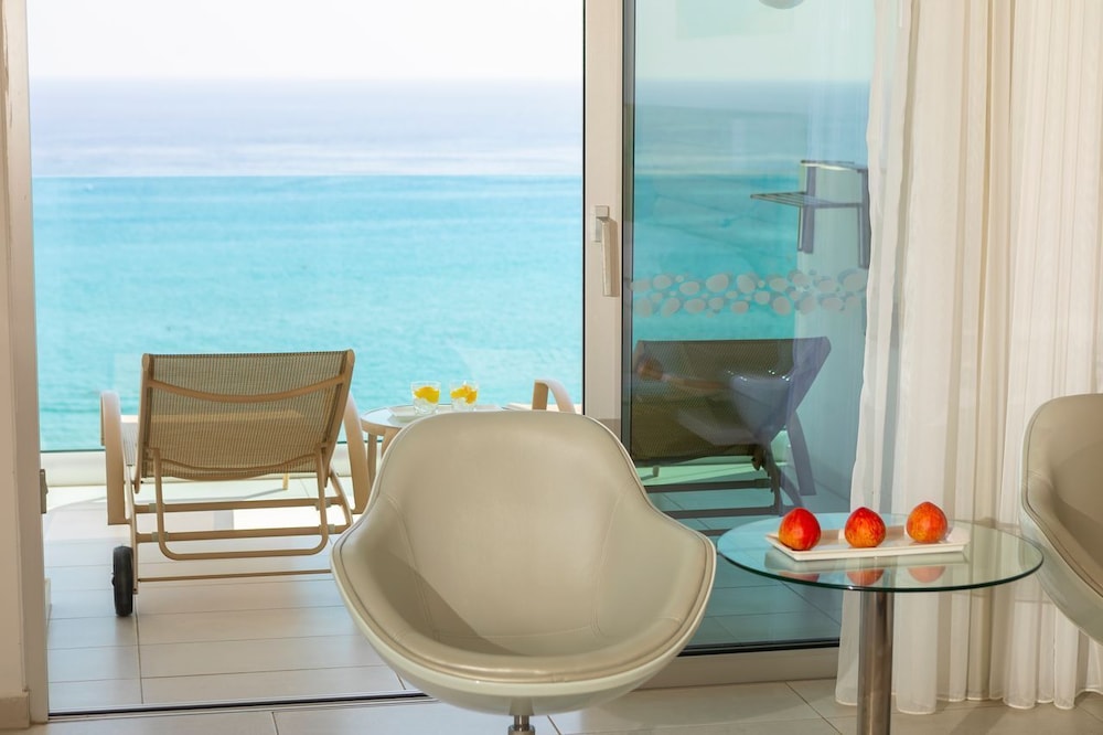 Superior Double or Twin Room, Balcony, Sea View photo 2