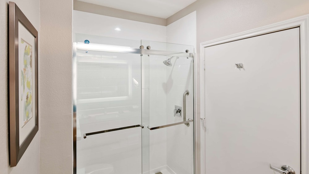 Suite, 1 King Bed, Non Smoking, Refrigerator & Microwave (with Sofabed) - Photo 7
