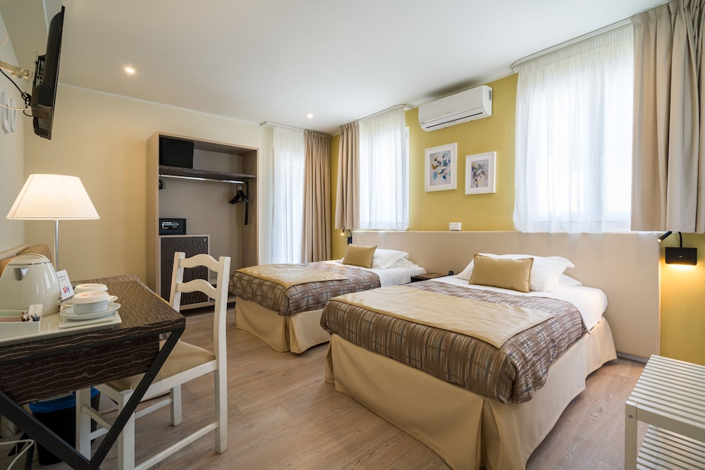 Family Room (2 French Beds)
