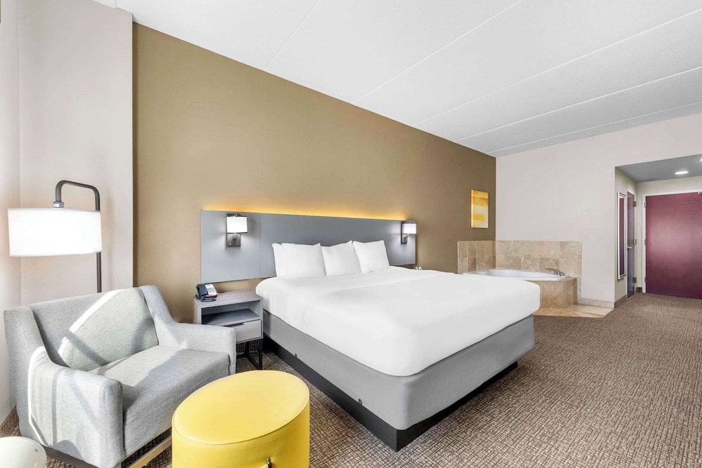 Suite, 1 King Bed - Photo 3
