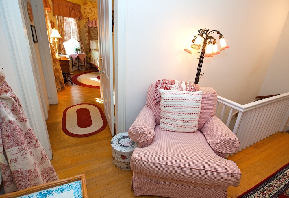 Comfort Room, 1 Queen Bed, Ensuite (Rose Room) photo 1