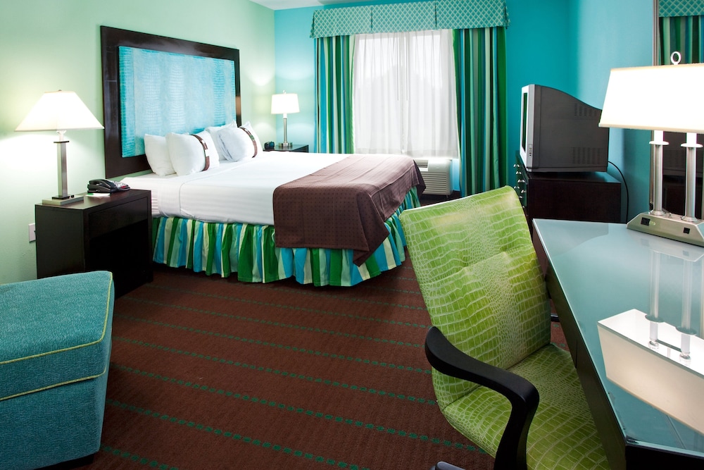 Premium Room, 1 King Bed, Accessible Bathtub - Photo 4