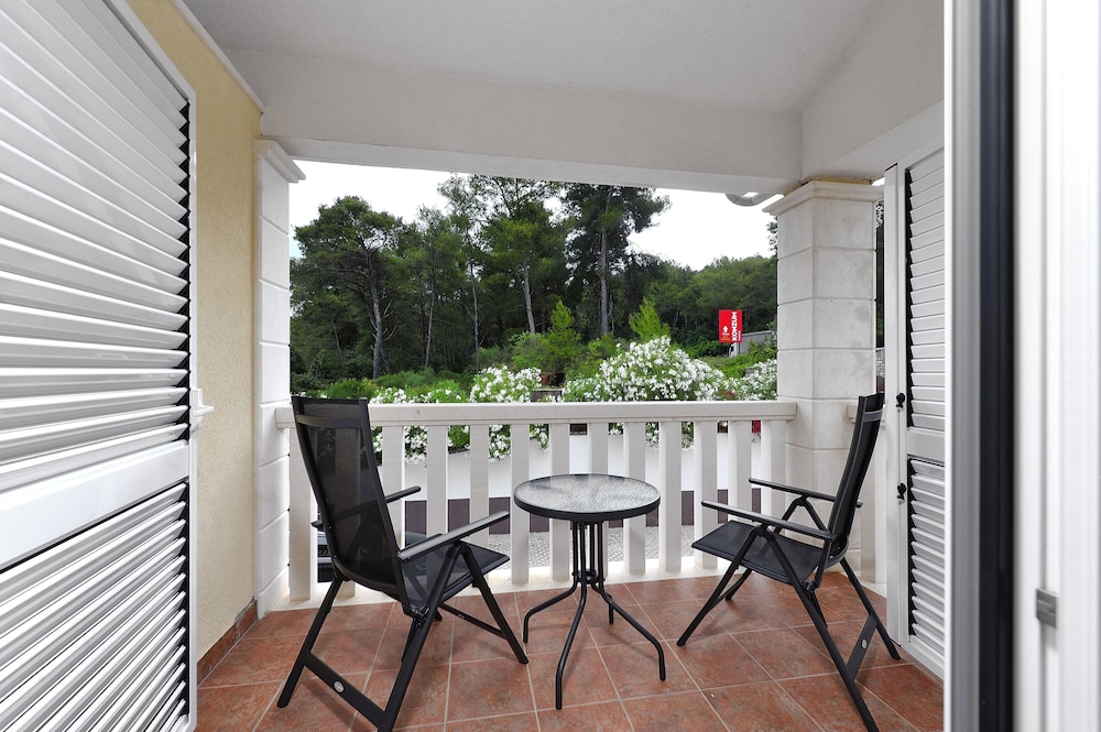 Standard Double Or Twin Room, 1 Queen Bed, Partial Ocean View photo 3