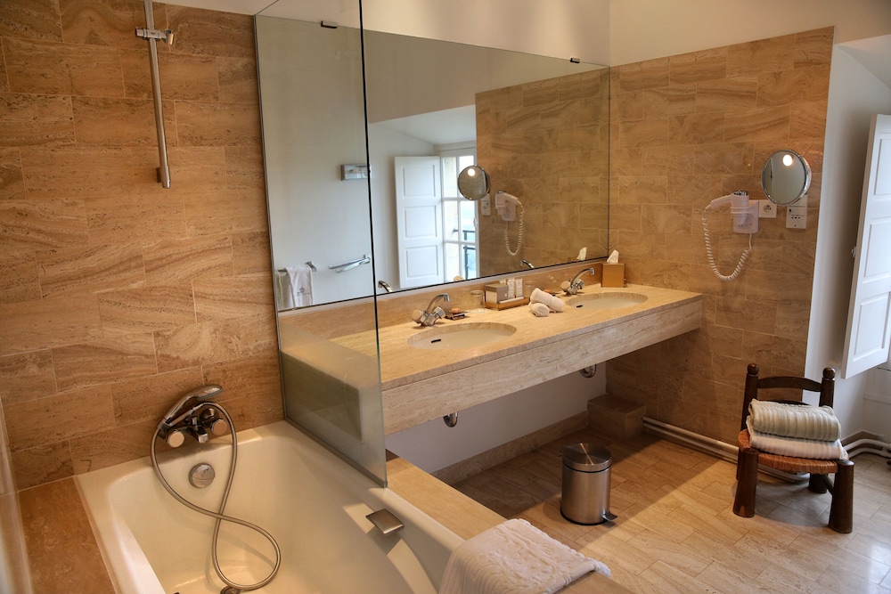 Deluxe Room - Photo 7