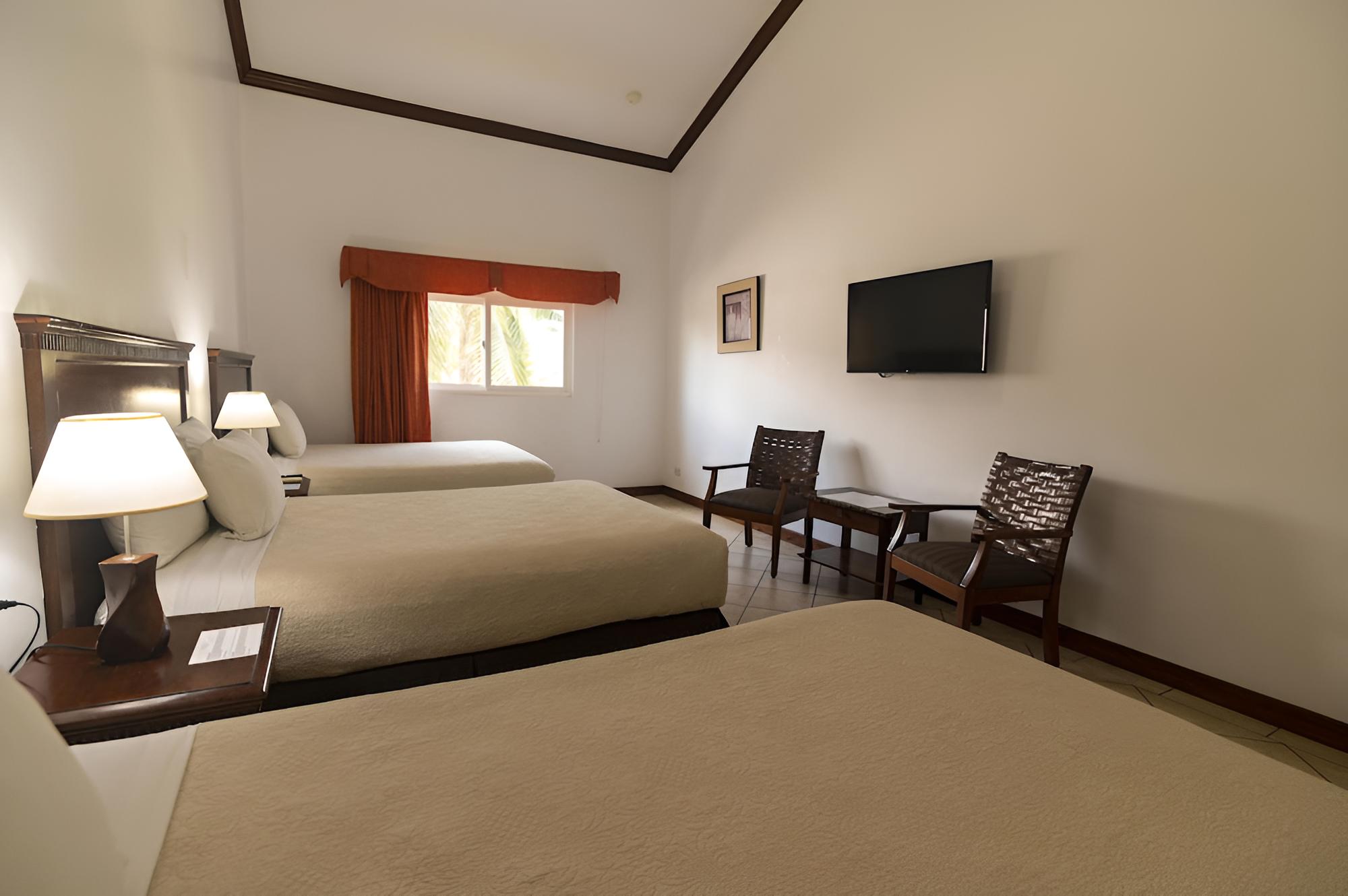 Deluxe Room Multiple beds photo 3