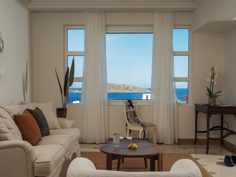 One Bedroom Deluxe Suite - Photo 4