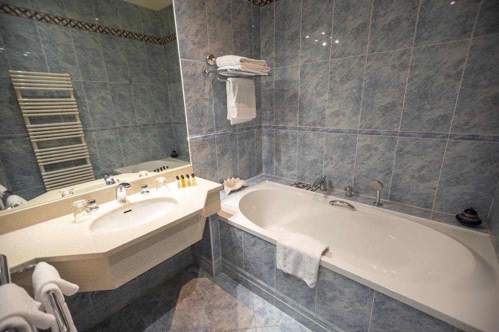 Classic Double Room, Ensuite, Courtyard View (Duchesse du Maine) - Photo 4