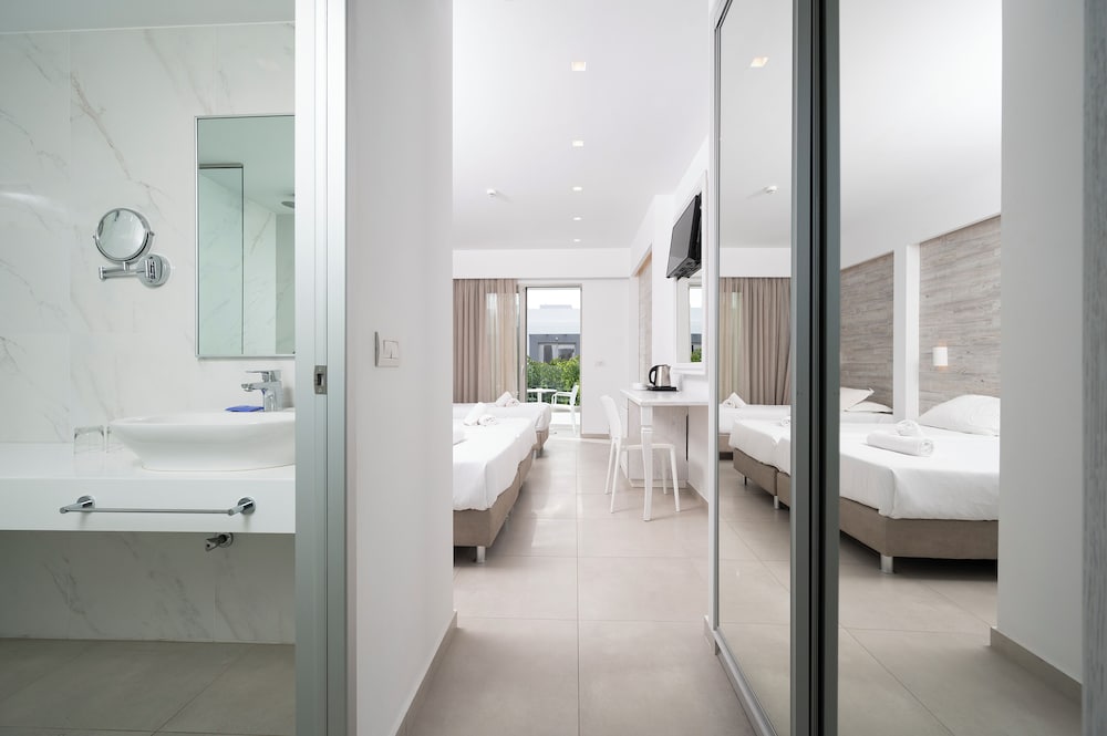 Deluxe Triple Room, Pool View photo 3