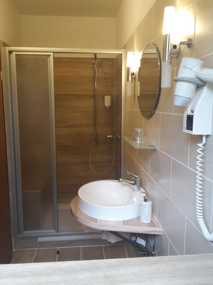 Triple Room, 3 Twin Beds photo 2